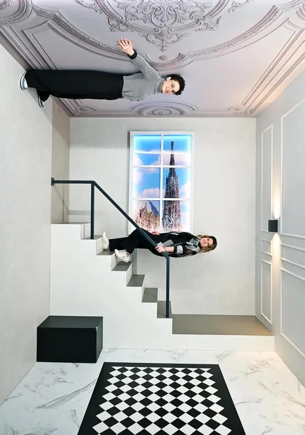 Einer der neuen „Illusion Rooms“ im Museum der Illusionen in der Wallnerstraße. Im Bild Marketingchefin  Sophie Wiesinger (an der Decke) und Eigentümerin Lana Rozic.
